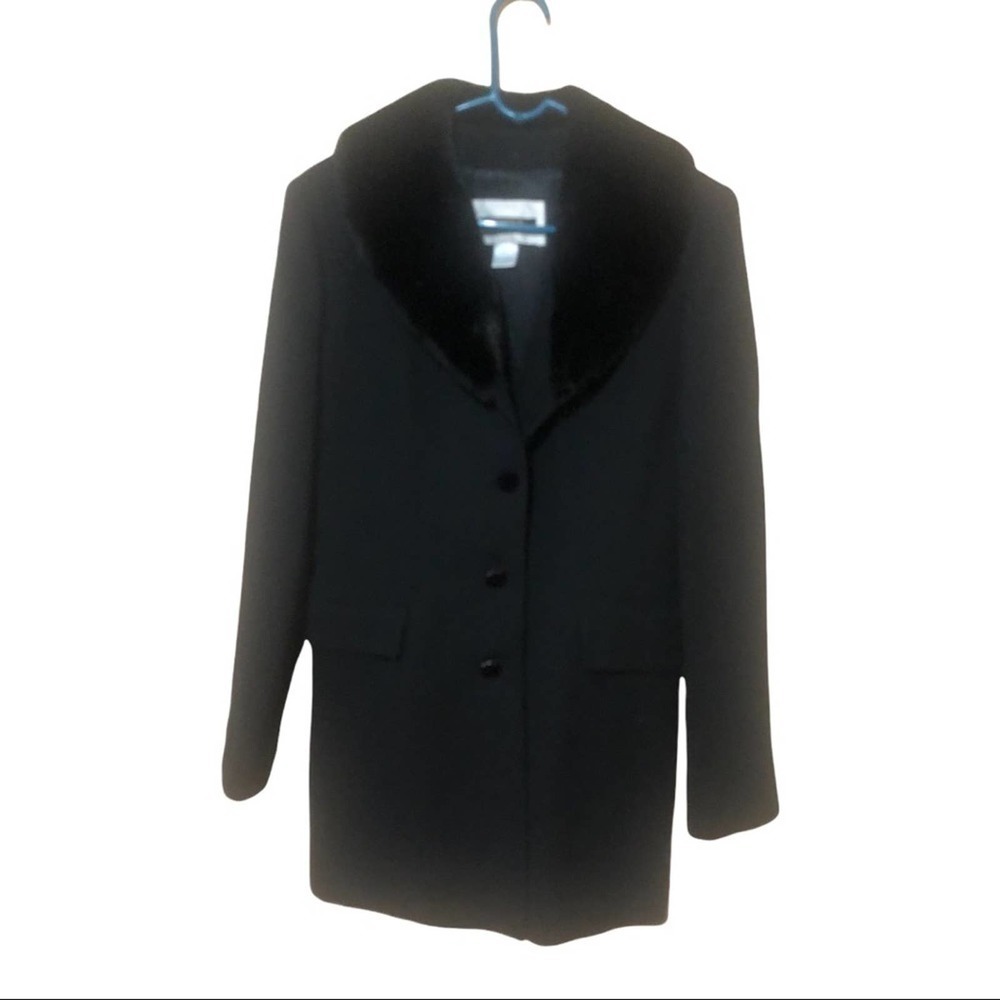 Beautiful Classy French Black light coat with faux fur Size 3! In Excell…